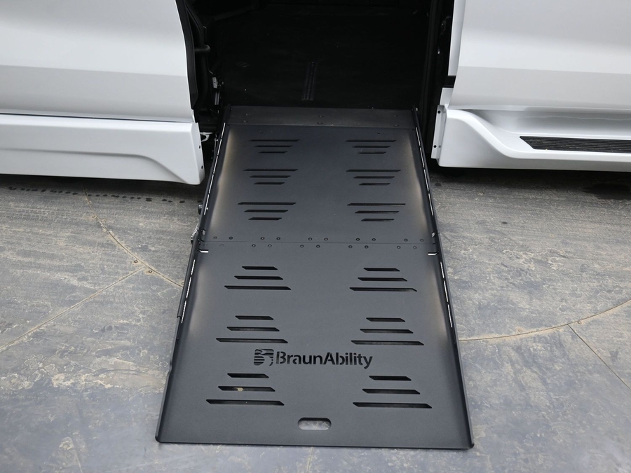 New 2026 Toyota Sienna Hybrid XLE Base - BraunAbility Side Entry Fold Out Automatic Ramp