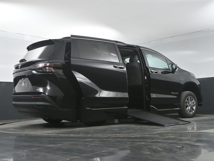 New 2025 Toyota Sienna Hybrid XLE Plus - BraunAbility Side Entry Entry In Floor Automatic Ramp
