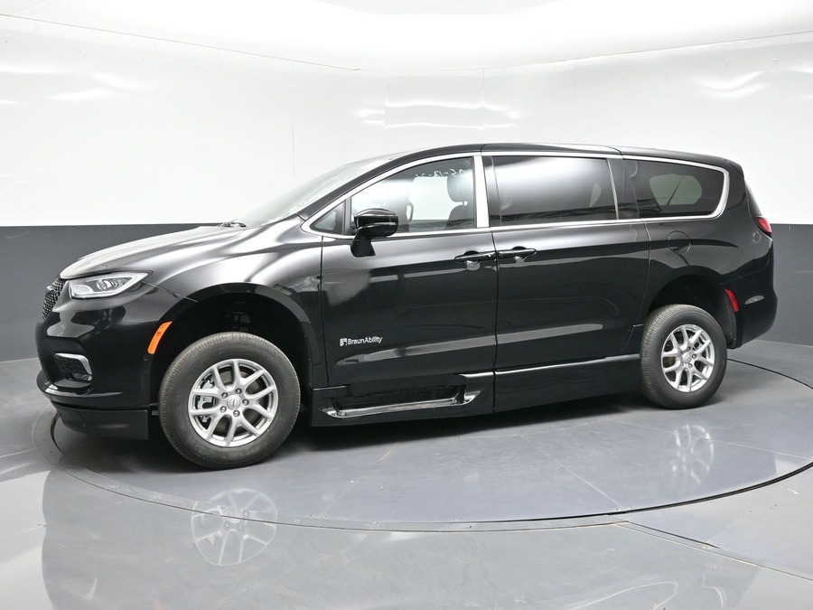 Black Chrysler Pacifica image number 2