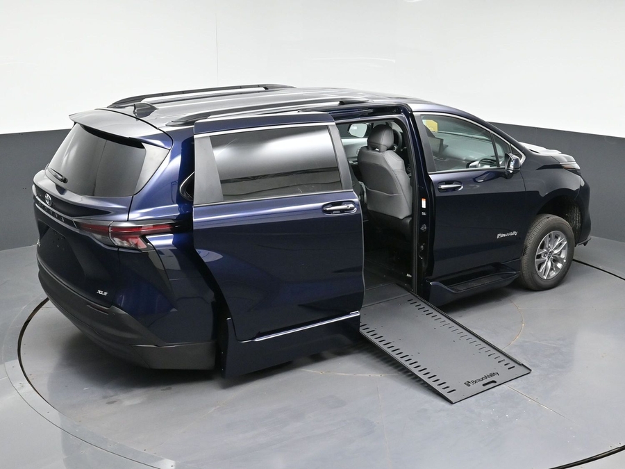 New 2026 Toyota Sienna Hybrid XLE Base - BraunAbility Side Entry In Floor Automatic Ramp