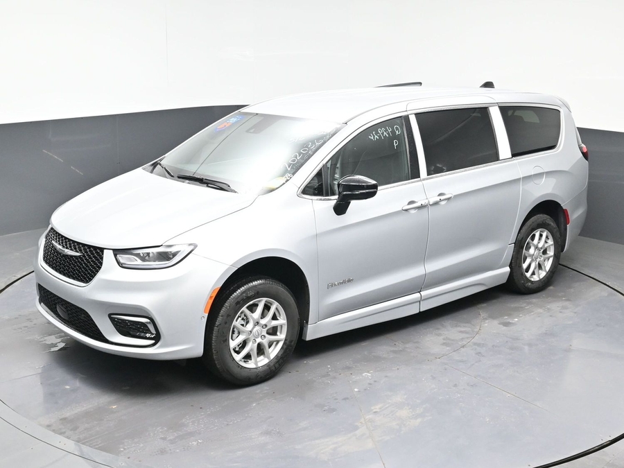 New 2026 Chrysler Pacifica Select Safety - BraunAbility Side Entry Entry Fold Out Automatic Ramp