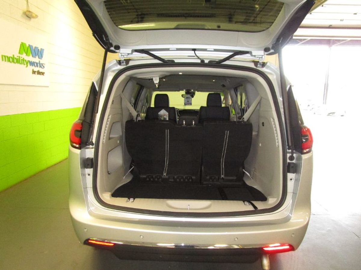 2024 Chrysler Pacifica Touring L - Photo 19