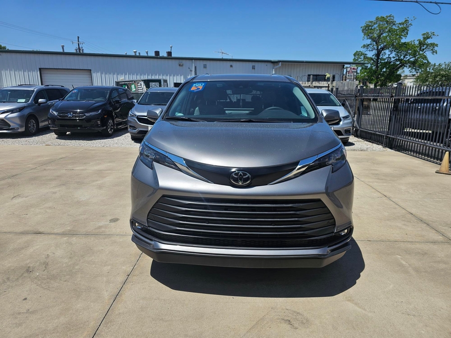 Grey Toyota Sienna image number 9