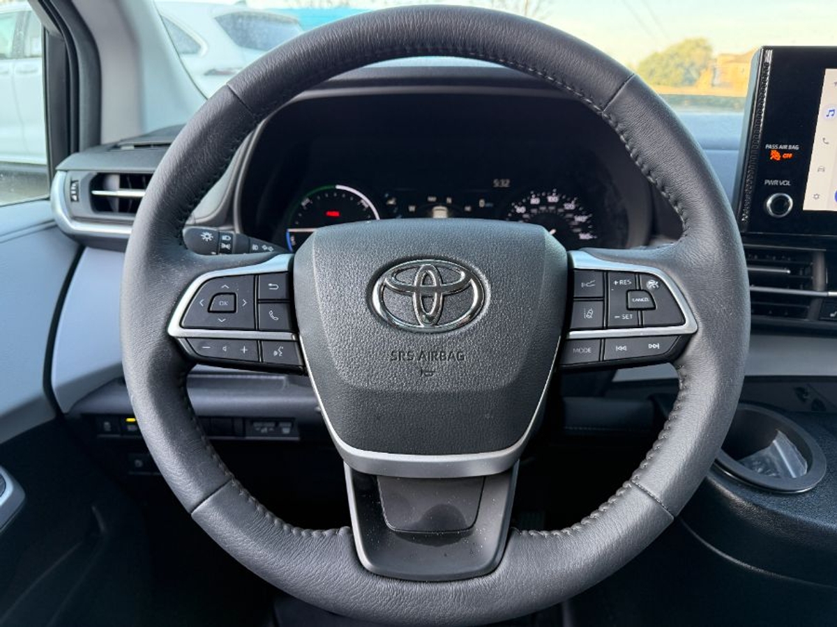 2025 TOYOTA SIENNA - Image 17