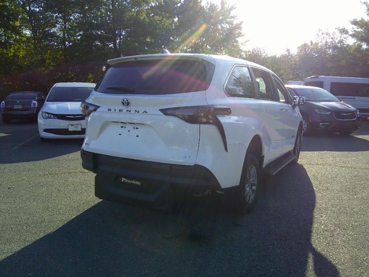 White Toyota Sienna image number 7