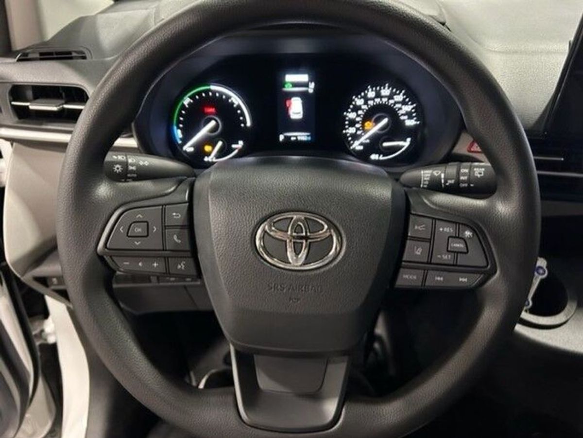 White Toyota Sienna image number 2
