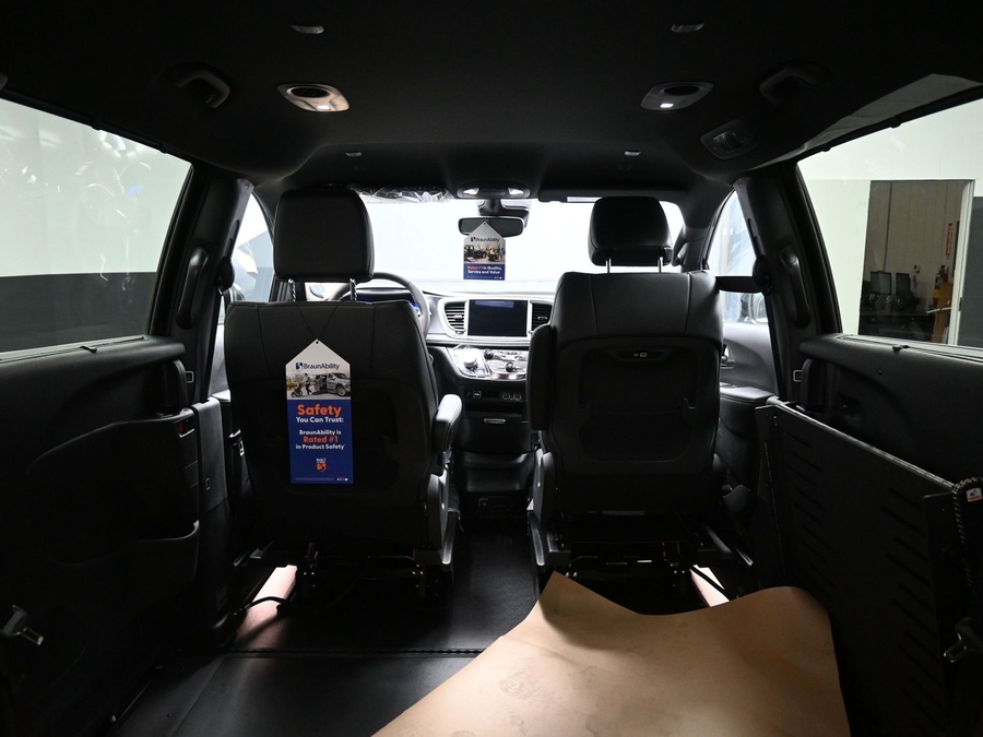 Black Chrysler Pacifica image number 14