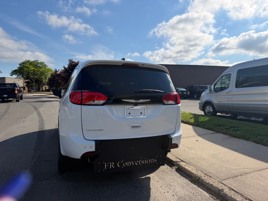 White Chrysler Voyager image number 6