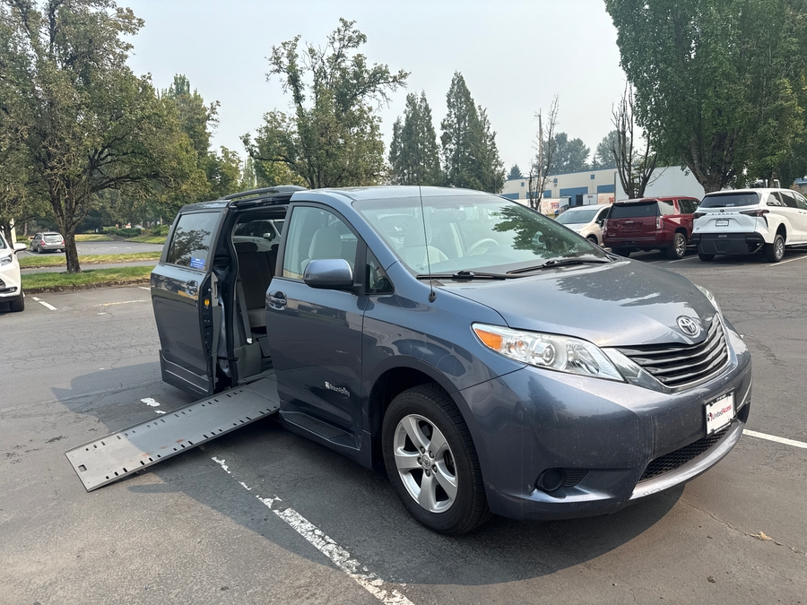 Used 2014 Toyota Sienna LE - BraunAbility Side Entry In Floor Automatic Ramp