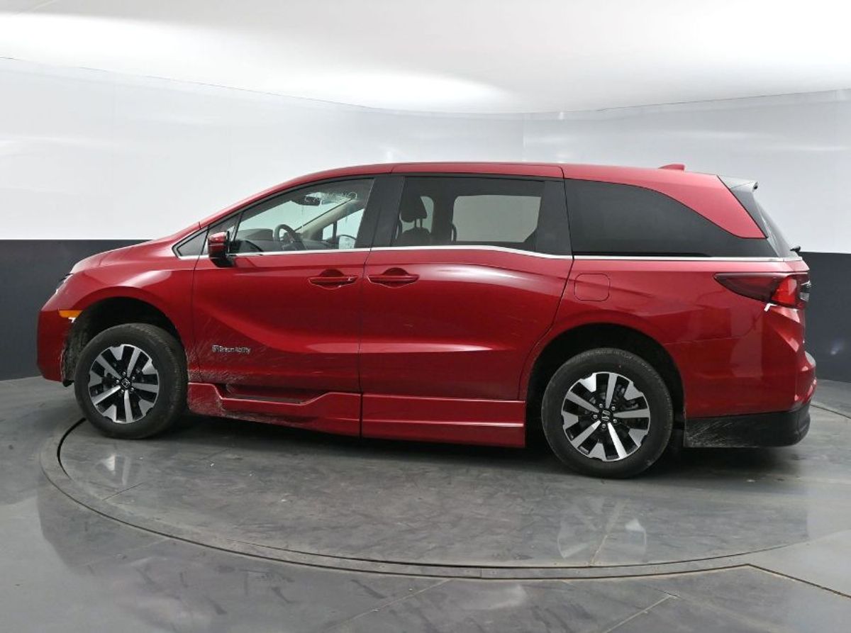 Red Honda Odyssey image number 17