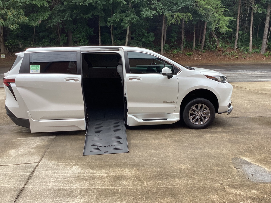 White Toyota Sienna image number 9