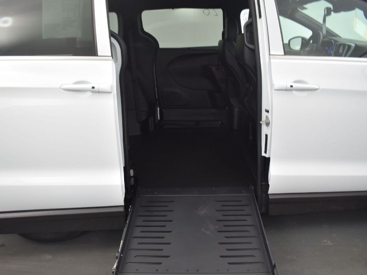 2025 CHRYSLER VOYAGER - Image 13