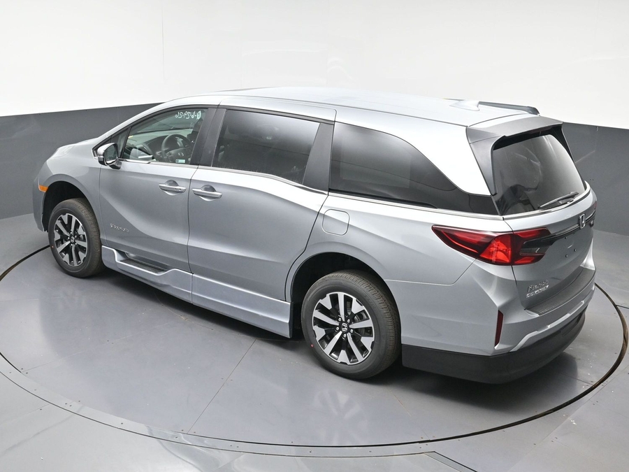 Silver Honda Odyssey image number 8