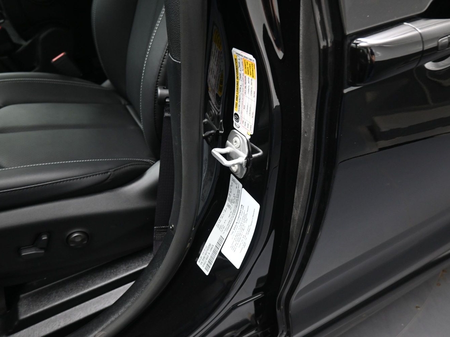 Black Chrysler Pacifica image number 17