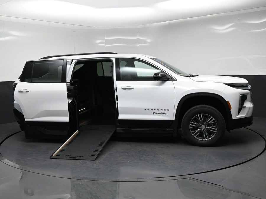 New 2026 Chevrolet Traverse 1LT - BraunAbility Side Entry In Floor Automatic Ramp