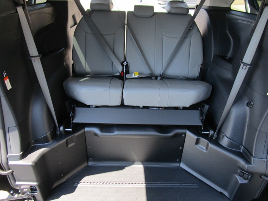 New 2025 Toyota Sienna Hybrid XLE Base - BraunAbility Side Entry Entry Fold Out Automatic Ramp