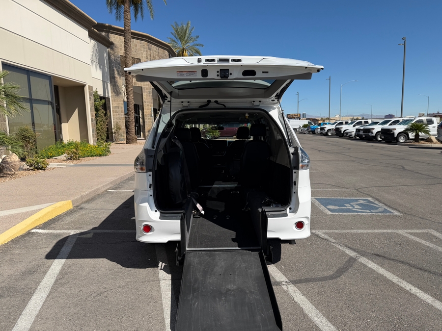 Used 2015 Toyota Sienna SE - Freedom Rear Entry Fold Out Automatic Ramp