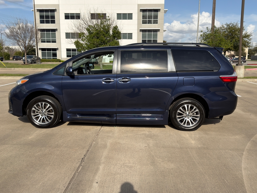 Used 2018 Toyota Sienna XLE Base - BraunAbility Side Entry Entry Fold Out Automatic Ramp