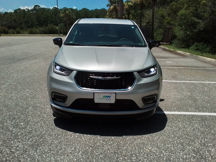 Silver Chrysler Pacifica image number 9
