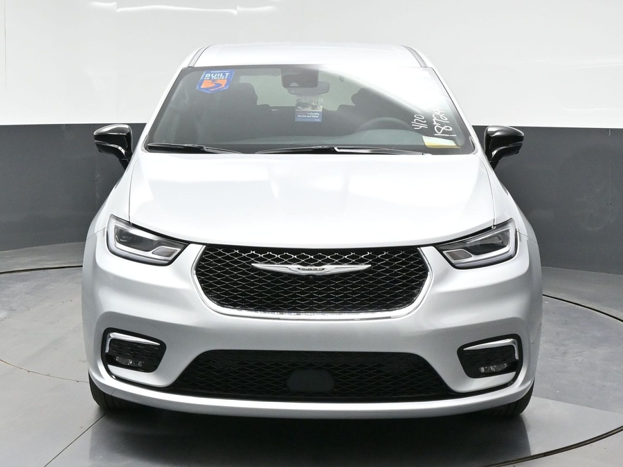 Silver Chrysler Pacifica image number 1