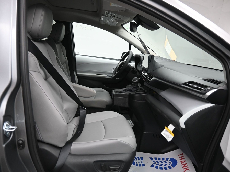 Grey Toyota Sienna image number 5