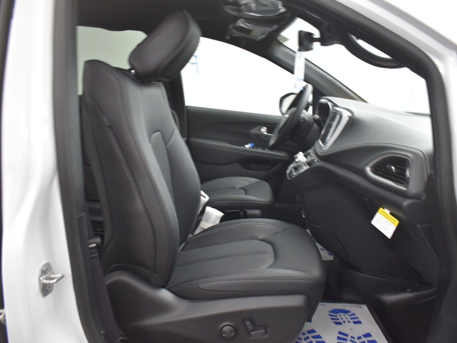 New 2025 Chrysler Pacifica Select Plus - BraunAbility Side Entry Entry In Floor Automatic Ramp