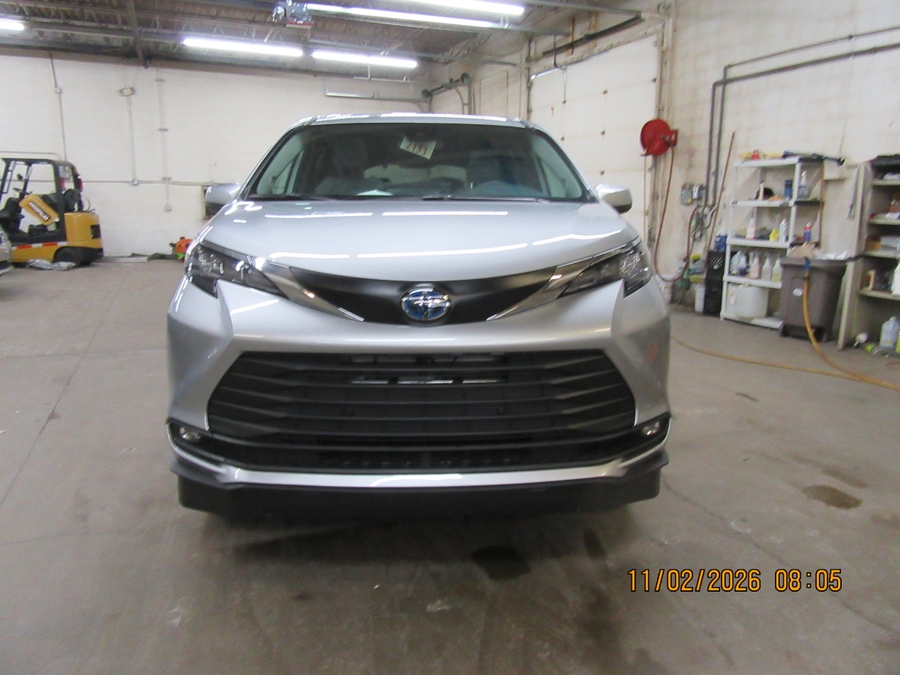 Silver Toyota Sienna image number 6