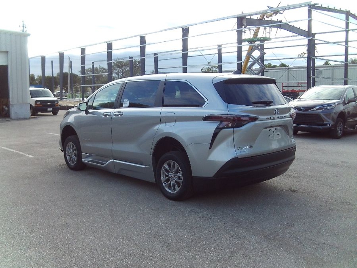 2025 TOYOTA SIENNA - Image 5