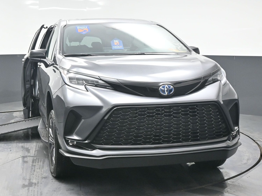 New 2025 Toyota Sienna Hybrid XSE Sport - BraunAbility Side Entry Entry In Floor Automatic Ramp