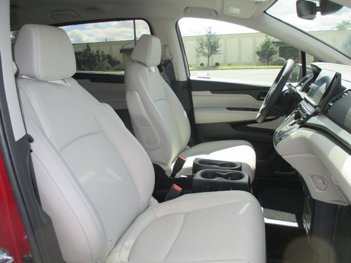 Red Honda Odyssey image number 16