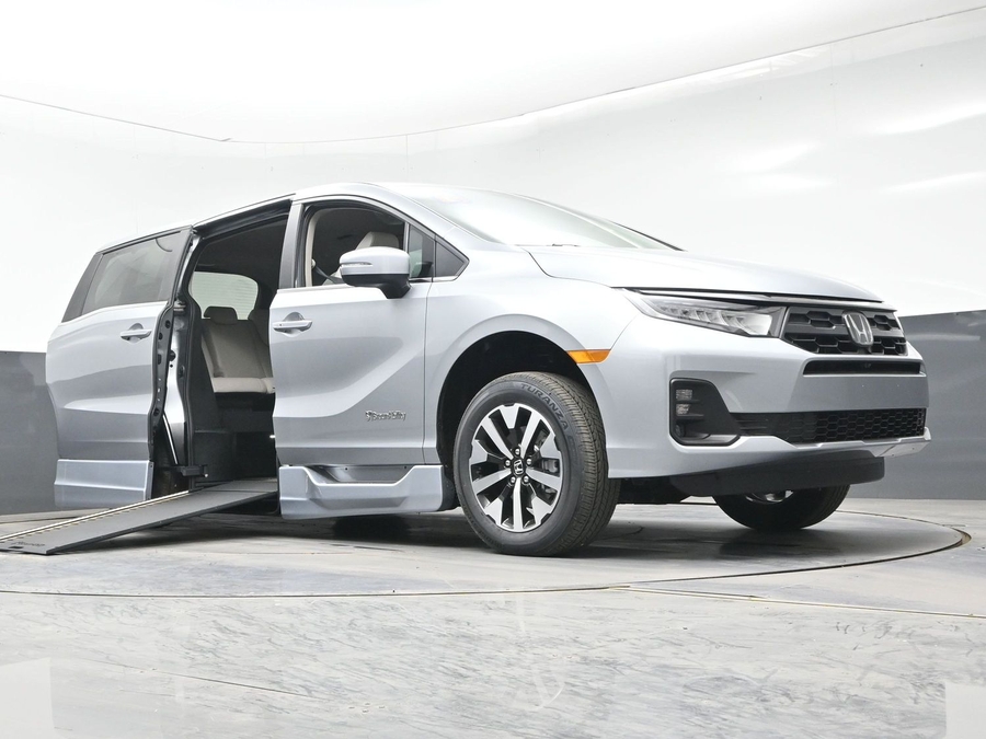 Silver Honda Odyssey image number 15