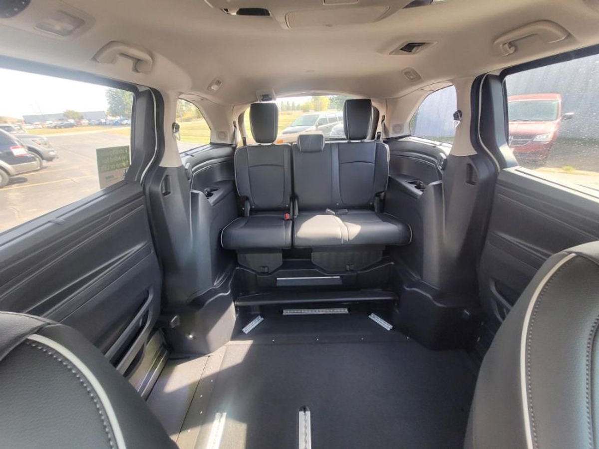 White Honda Odyssey image number 13