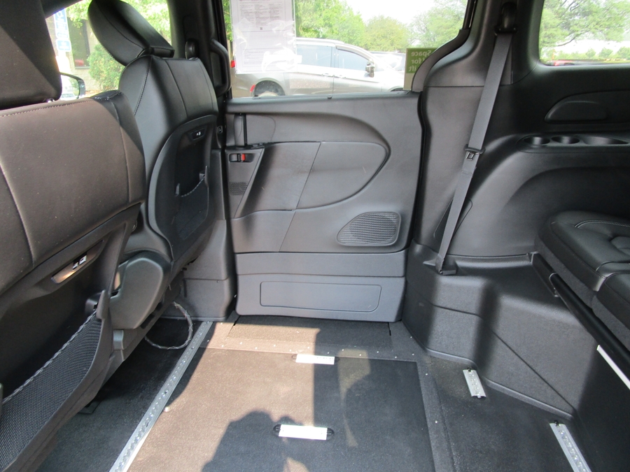Black Chrysler Pacifica image number 9