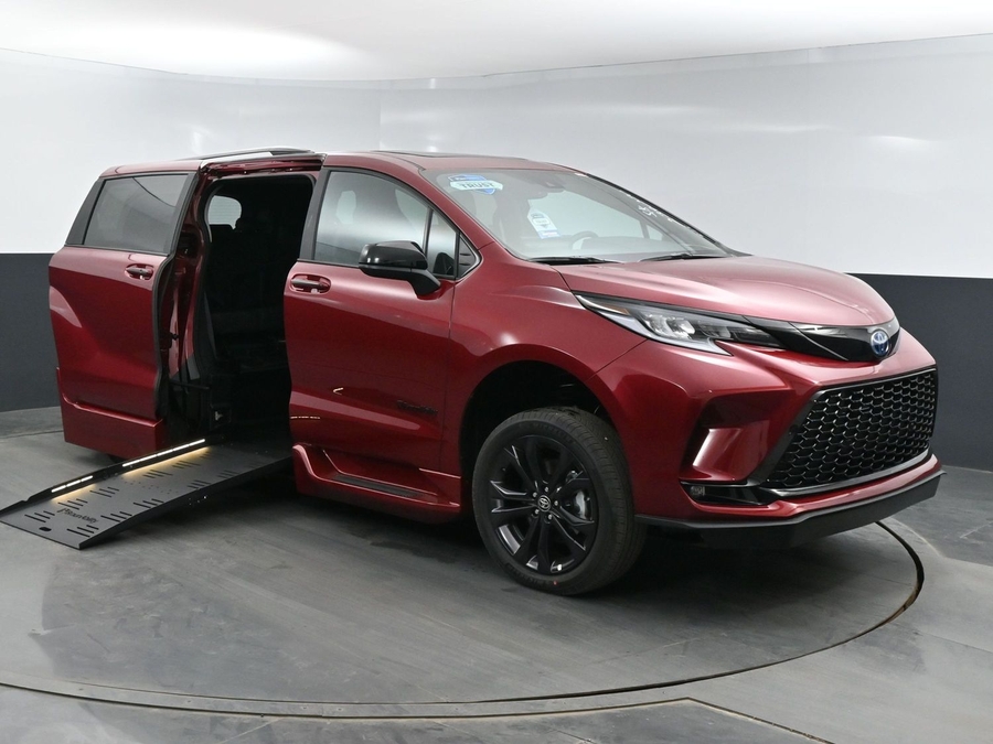 New 2025 Toyota Sienna Hybrid XSE Sport - BraunAbility Side Entry Entry Fold Out Automatic Ramp