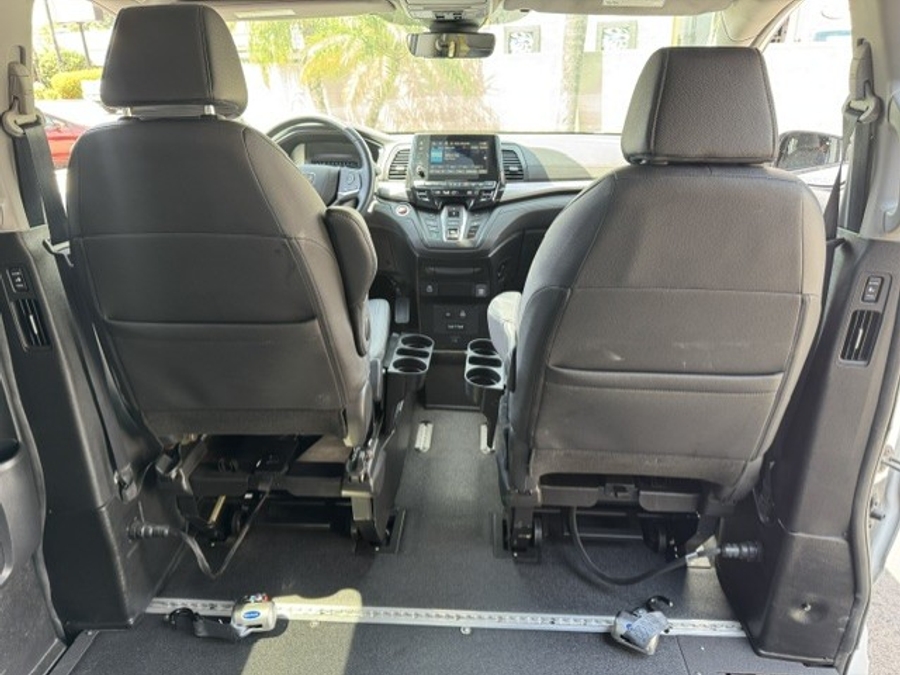 White Honda Odyssey image number 3