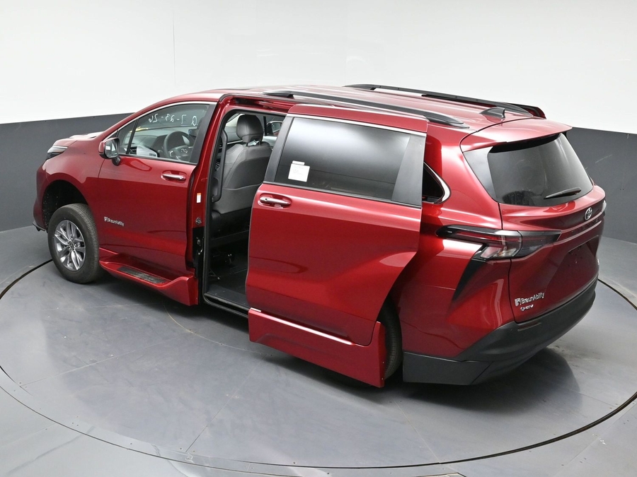 Red Toyota Sienna image number 24