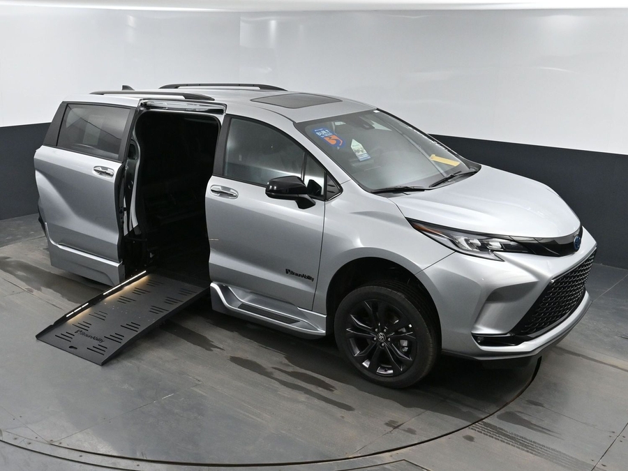 New 2025 Toyota Sienna Hybrid XSE - BraunAbility Side Entry Entry Fold Out Automatic Ramp