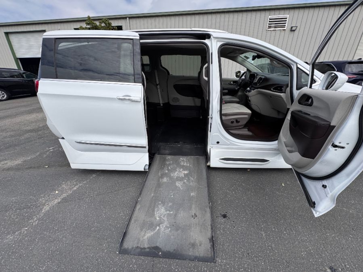 2019 CHRYSLER PACIFICA - Image 2