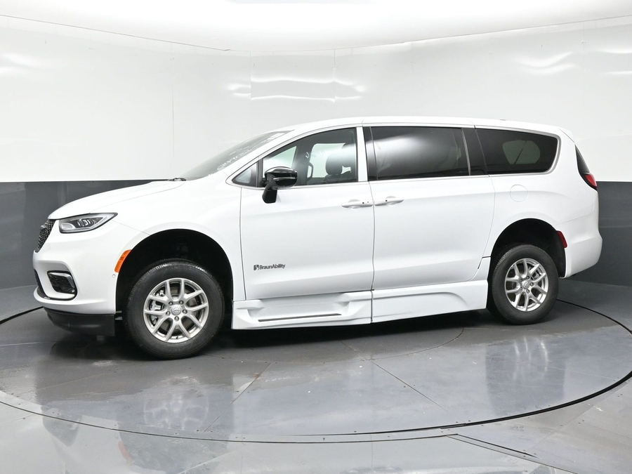 White Chrysler Pacifica image number 2