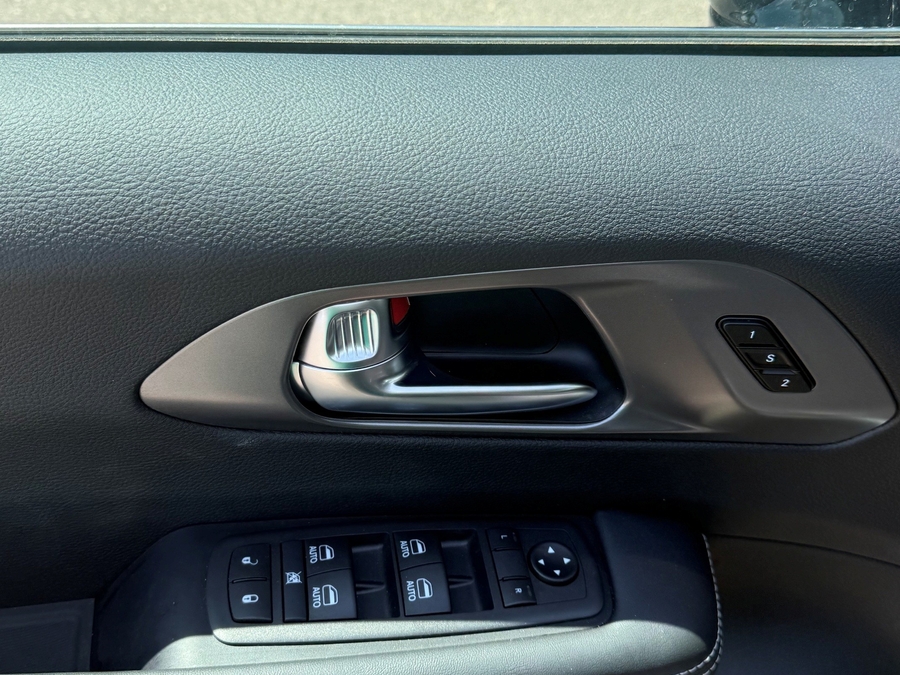 Número de imagen Chrysler Pacifica negro 29