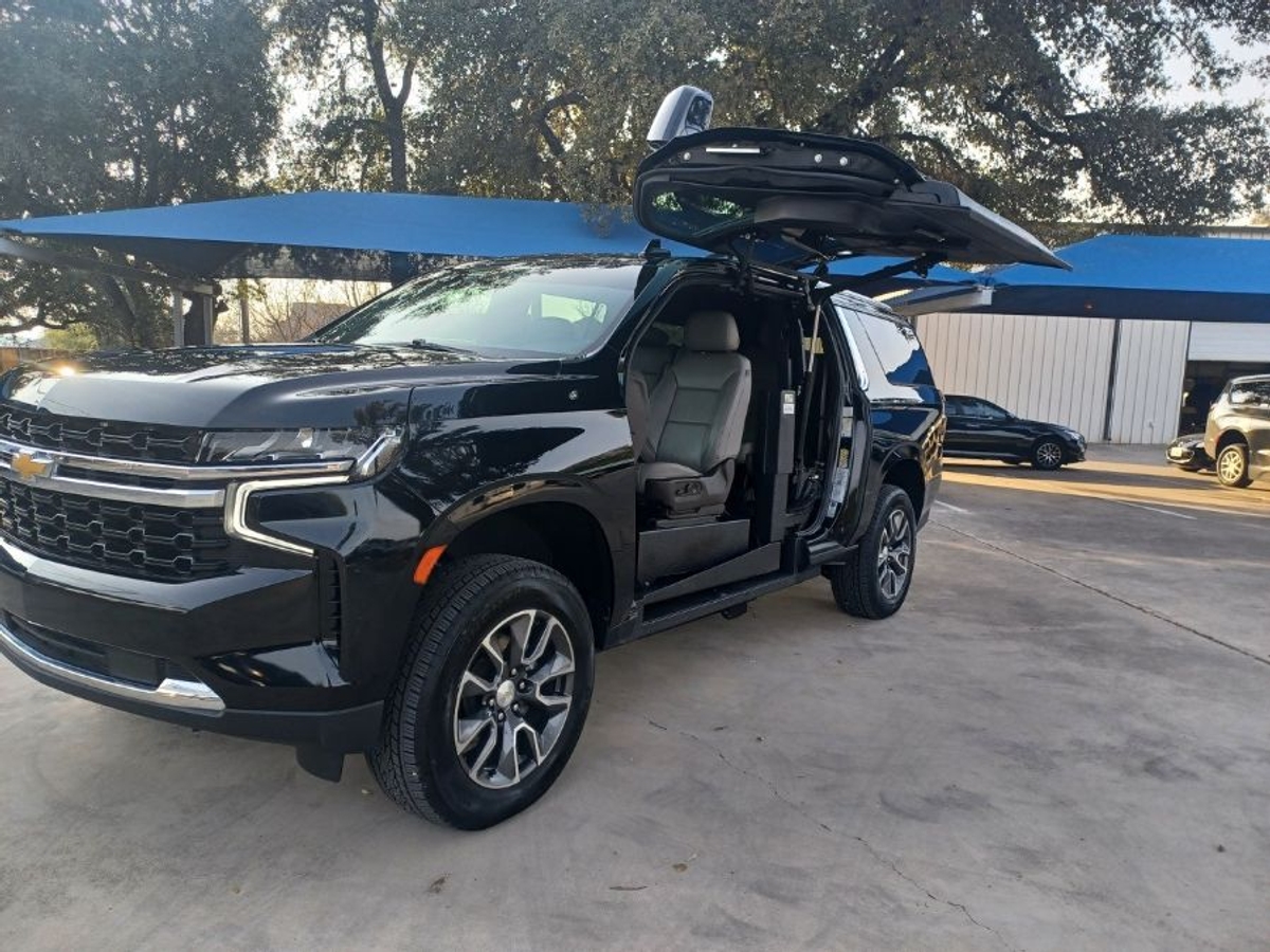 2021 Chevrolet Suburban LS's photo