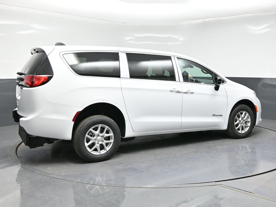 White Chrysler Voyager image number 3