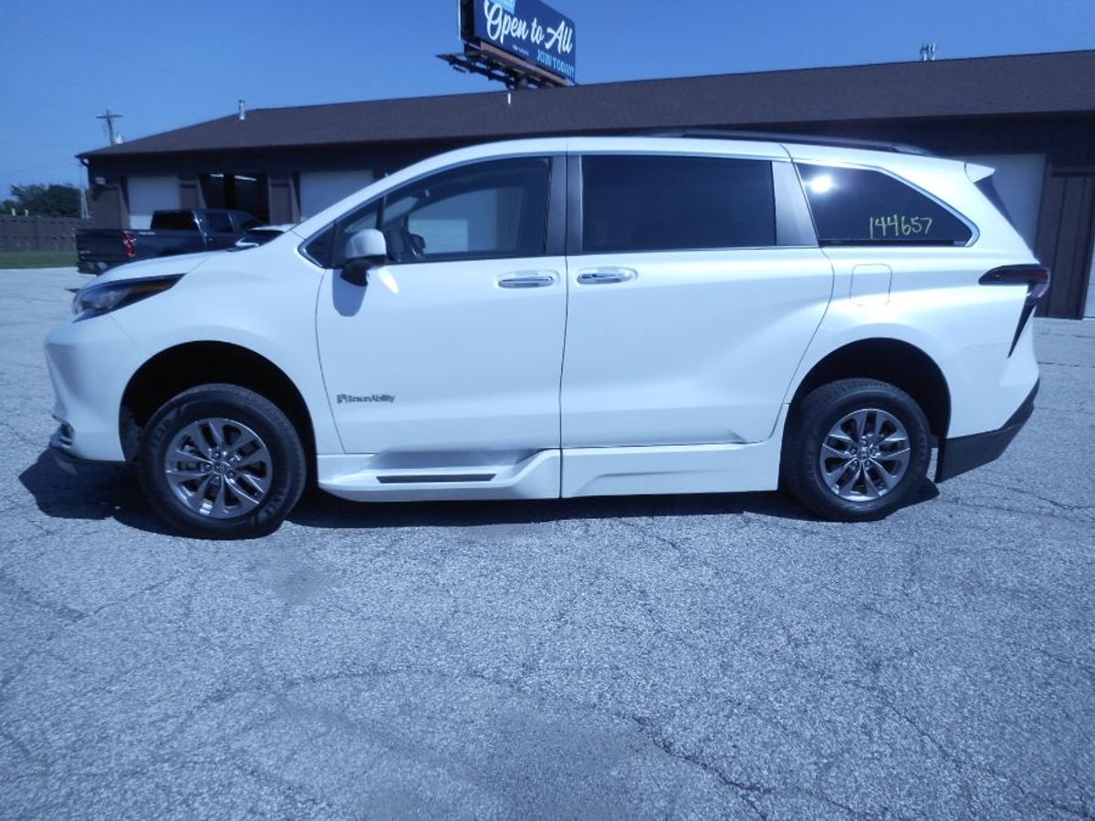 White Toyota Sienna image number 2