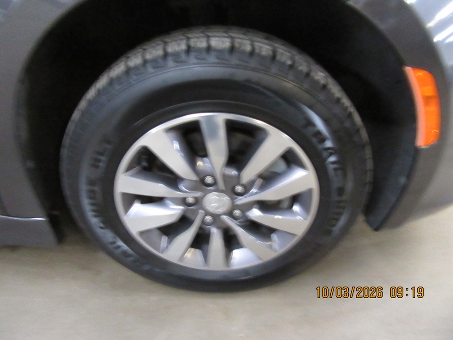 Grey Chrysler Pacifica image number 33