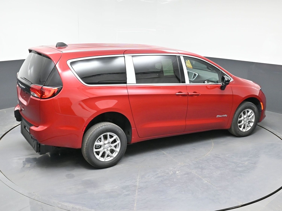 Red Chrysler Voyager image number 24