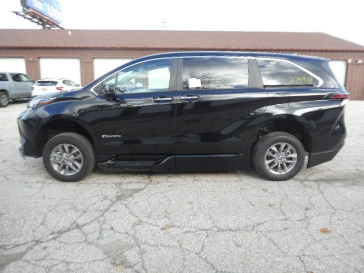 2025 TOYOTA SIENNA - Image 3