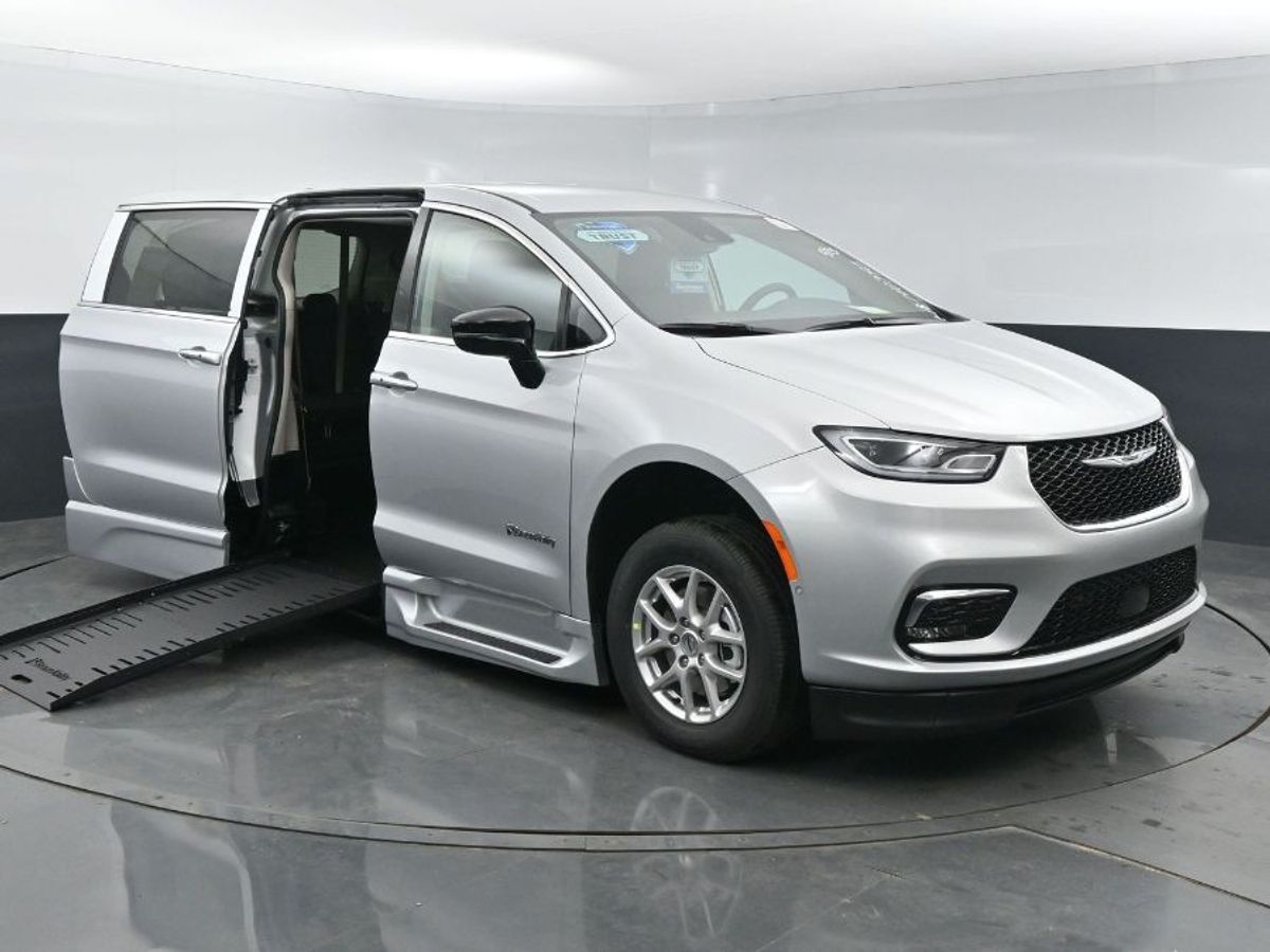 Silver Chrysler Pacifica image number 18