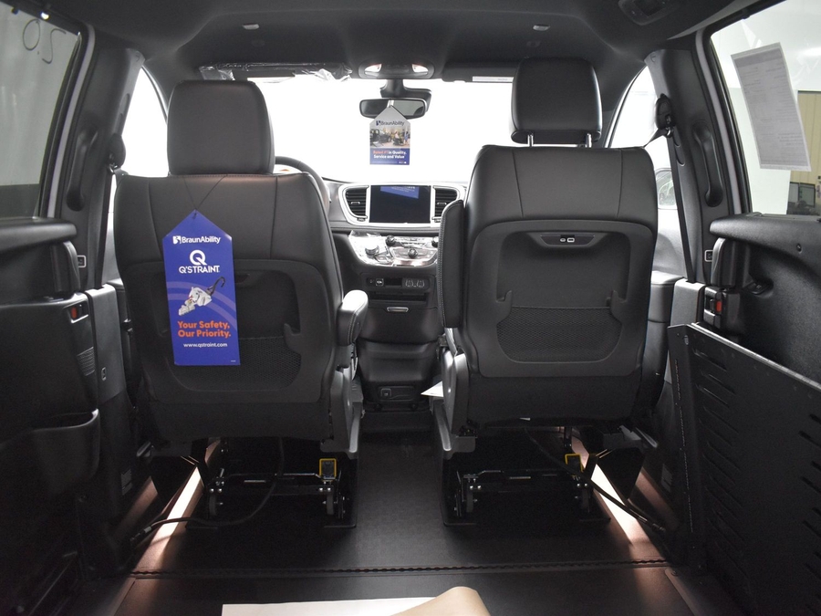 New 2025 Chrysler Pacifica Select Safety - BraunAbility Side Entry Entry Fold Out Automatic Ramp