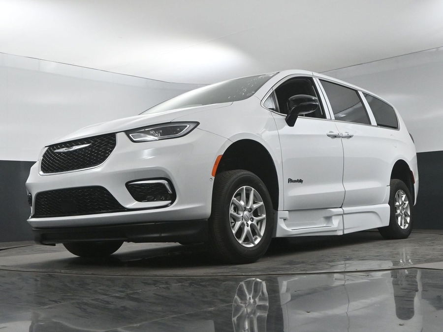 New 2025 Chrysler Pacifica Select Safety - BraunAbility Side Entry Entry Fold Out Automatic Ramp