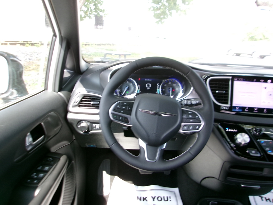 White Chrysler Voyager image number 30